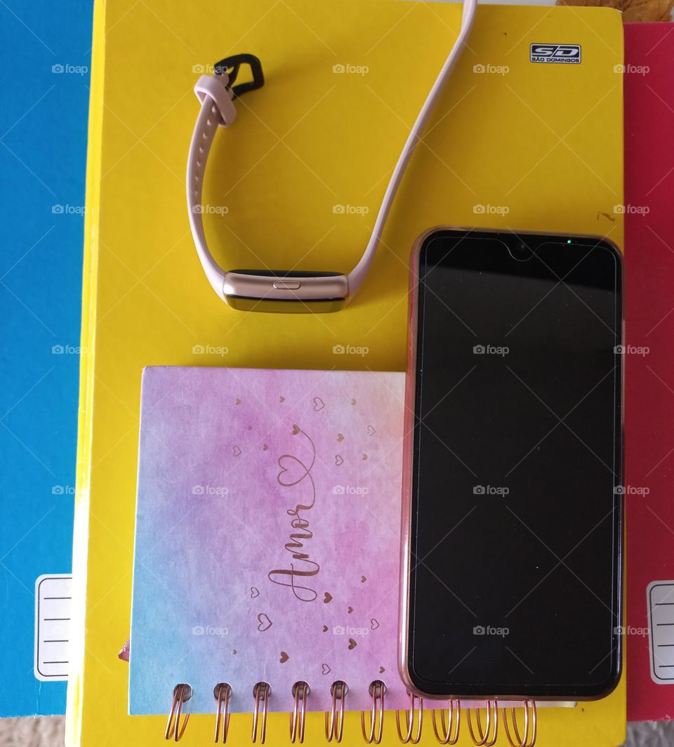 Retângulos,  são figuras geométricas planas, que possuem quatro lados, formados por segmentos de reta e quatro ângulos retos.