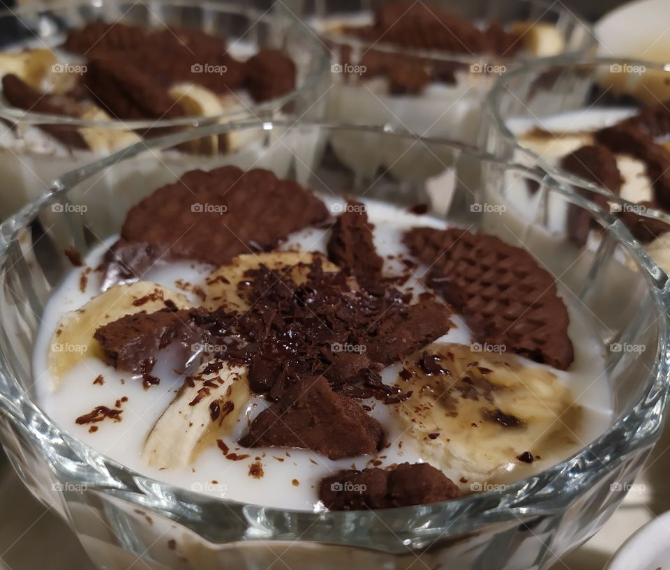 Vanilla Pudding with Chocolate Biscuits and Bananas