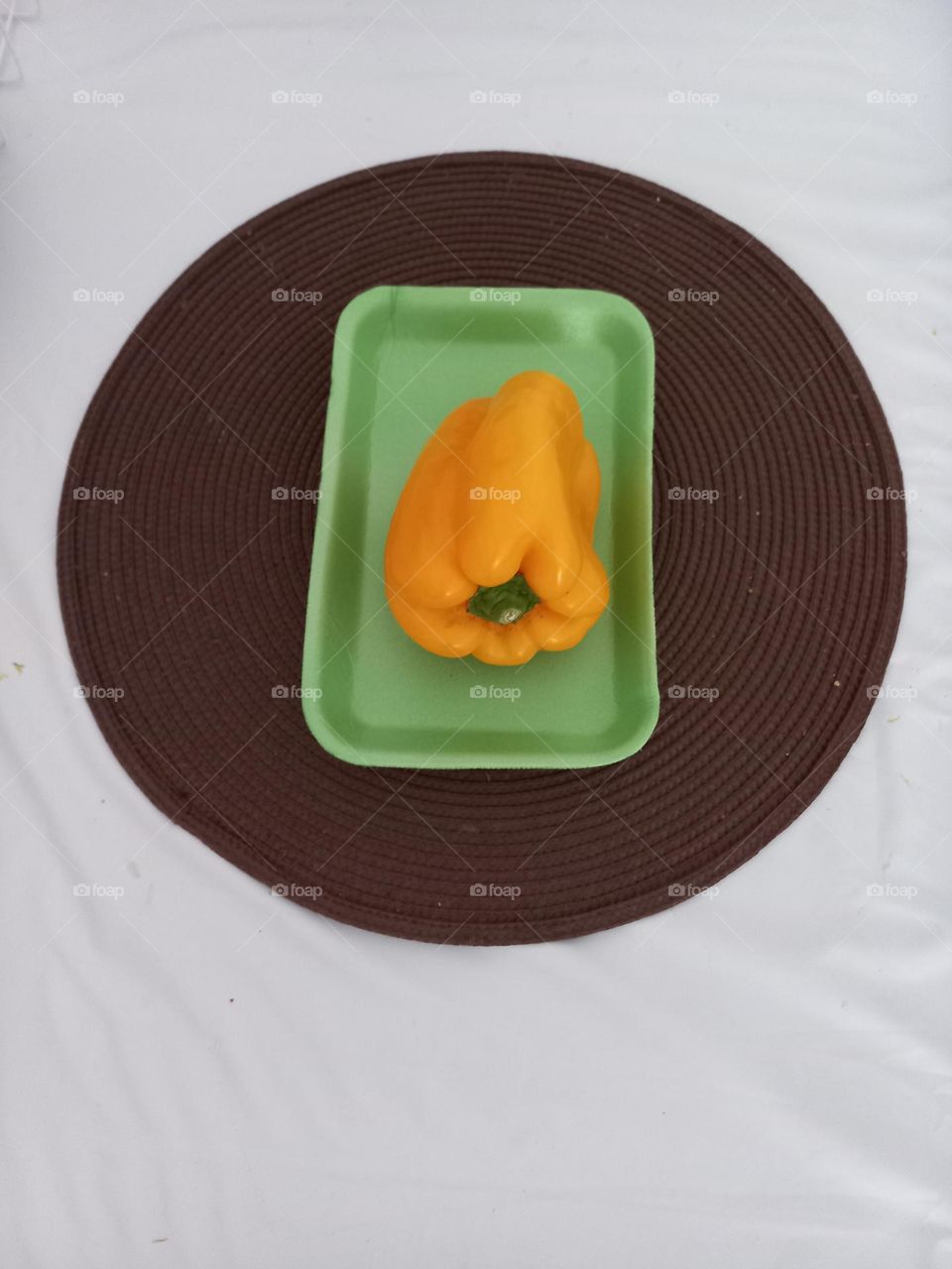 Pimentão Amarelo. É um fruto  com grande quantidade de vitamina C ( mais do que os demais pimentões de outras cores) , sendo que 100 gramas desse alimento, apresentam mais de 200% da quantidade mínima de ingestão diária recomendada de vitamina C