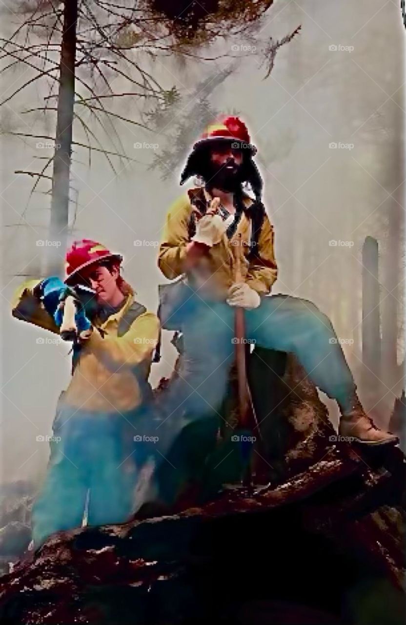 A friend from the creek in LIC went to get firefighter training & for seasonal work in the state of „Oregon“ this summer. Here he is on the left next to a colleague fighting a forest fire, a frequent occurrence there. 2022. Hypnotic Productions