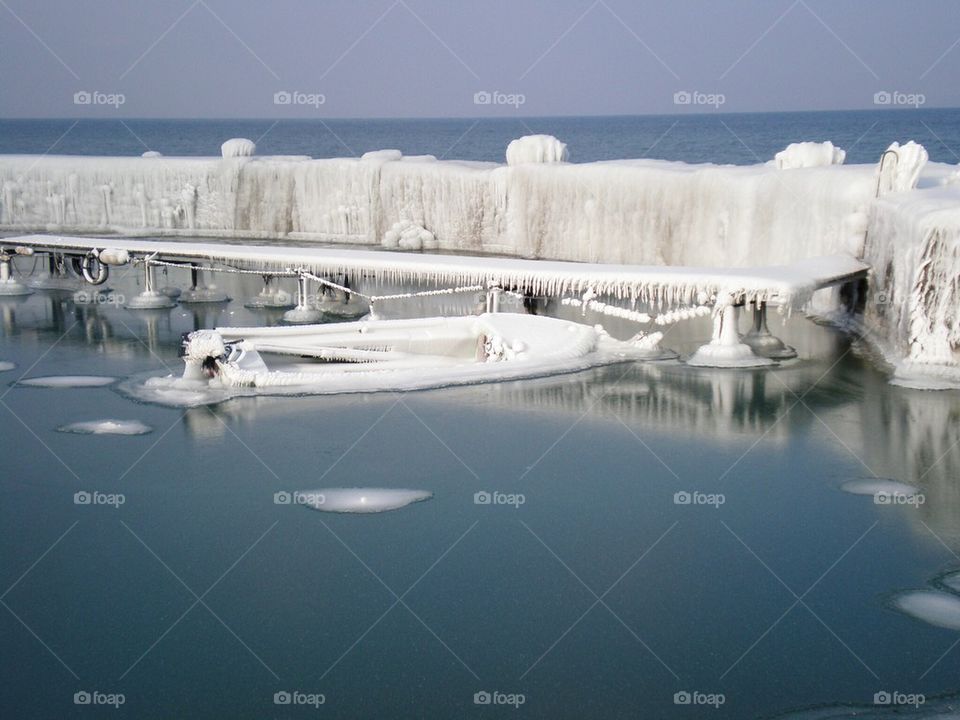 Port pris sous les glaces au bord du Léman