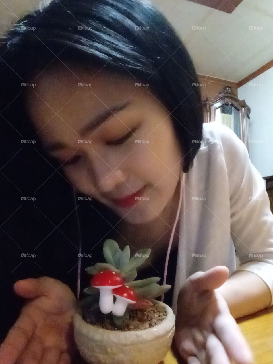 i plant this little cute plants and put it in our living room. its growing so healthy and strong. it really makes me happy😊