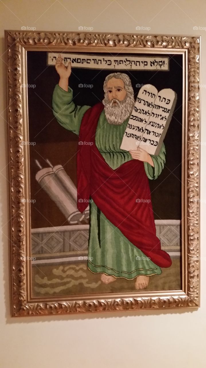 Moses carrying the Torah
Pinting on the rug