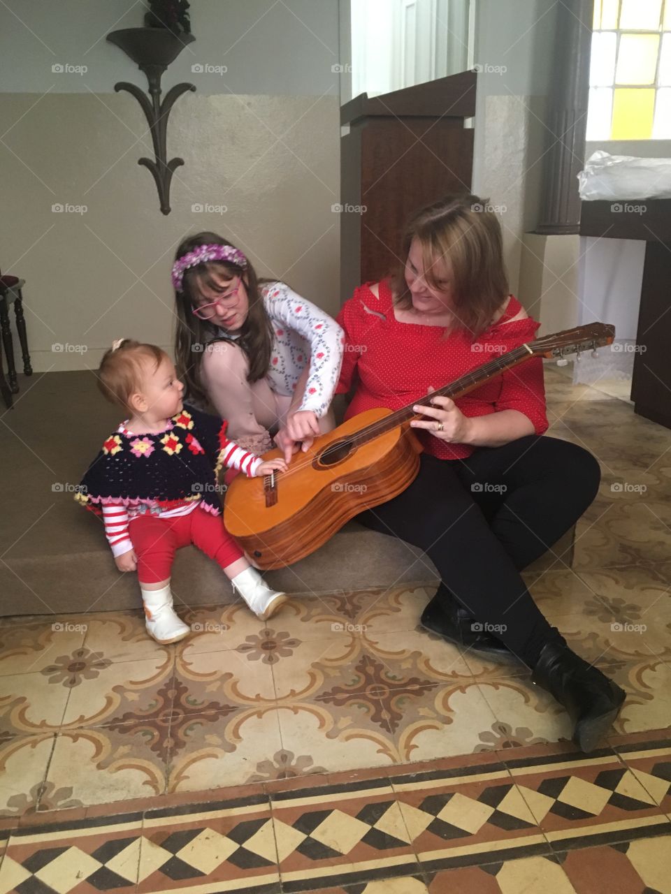 My favorite moment: my dear wife with our daughters, learning to play the guitar and gaining a taste for music! / Meu momento favorito: minha querida esposa com as nossas filhas, aprendendo tocar violão e ganhando gosto por música!