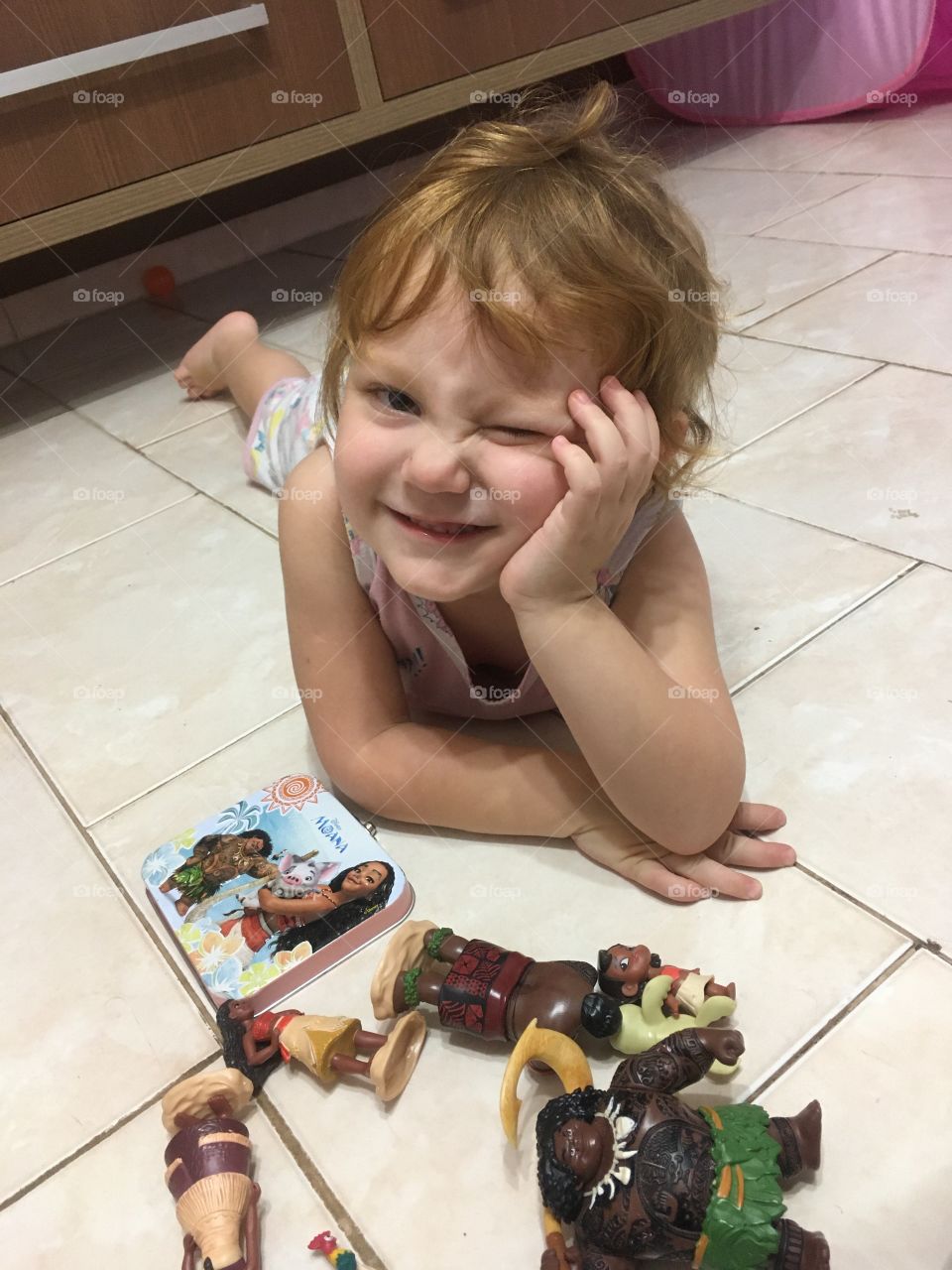 A naughty smile and jokes by the millions.  Look at the face of this happy little girl at home! / Um sorriso maroto e as brincadeiras aos milhões. Vejam o rostinho dessa garotinha feliz em casa!