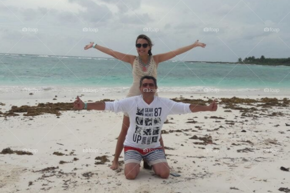 padre e hija en la playa