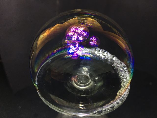 Burbuja de cerca con efecto de luz en forma de flor morada