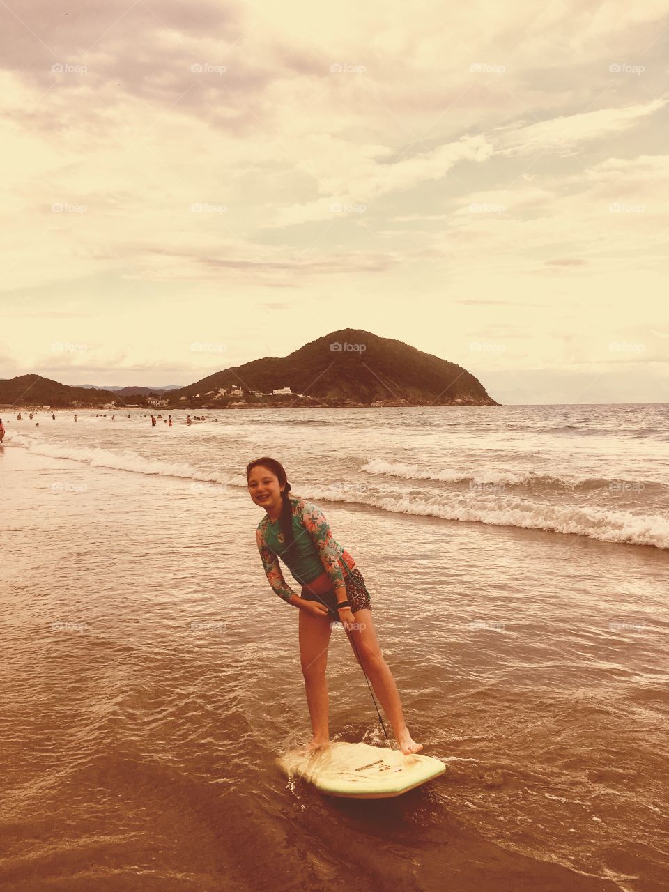 Minha Marina curtindo um dia na Praia. Aqui, Guarujá Beach, no Brasil. Divertir-se é muito bom!