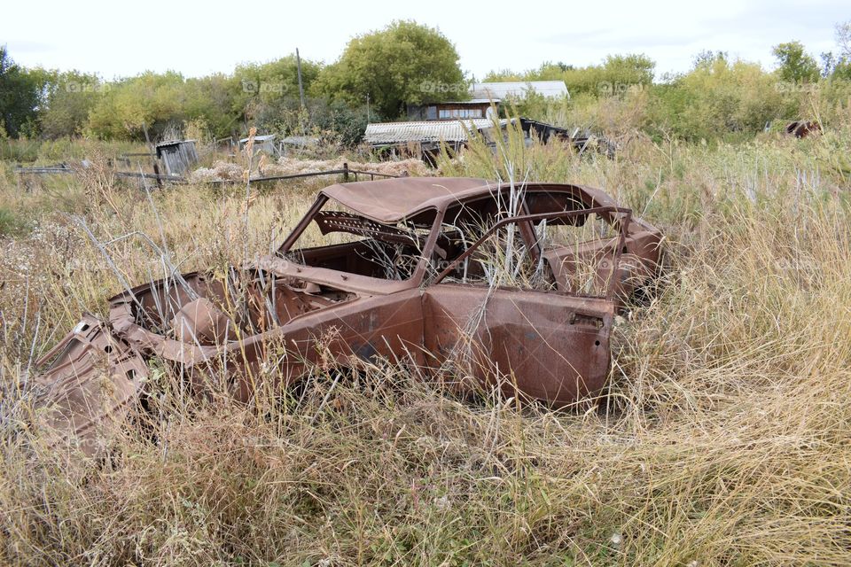 ruined, rusty car