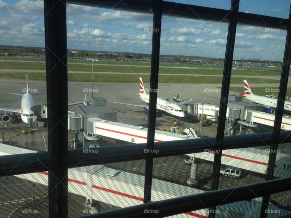 planes landing at Heathrow terminal 5
