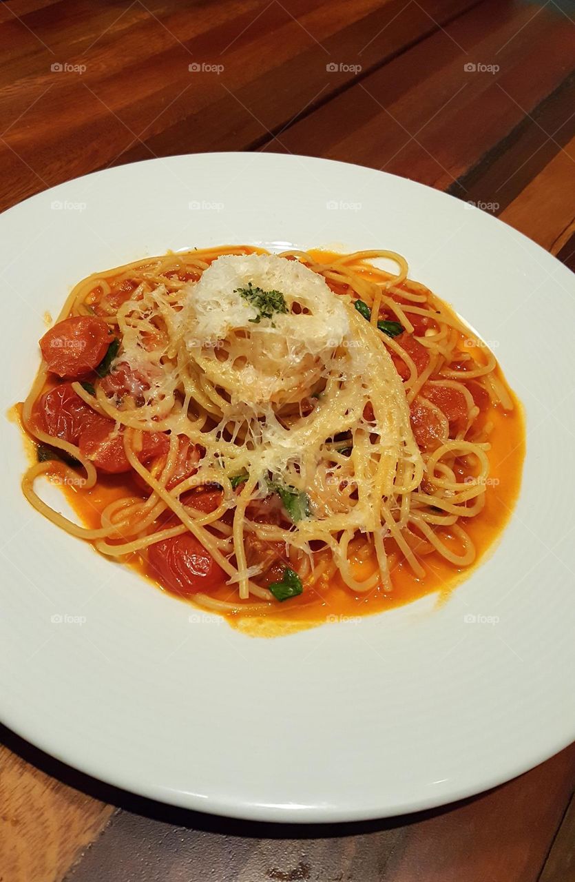 Pasta with tomatoes and cheese