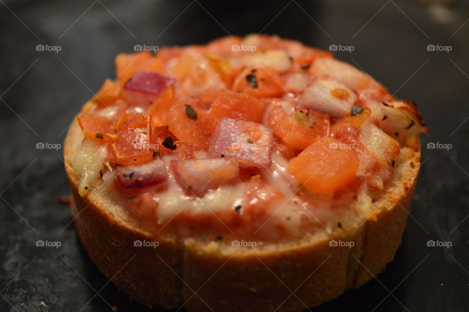 mini pizza in macro