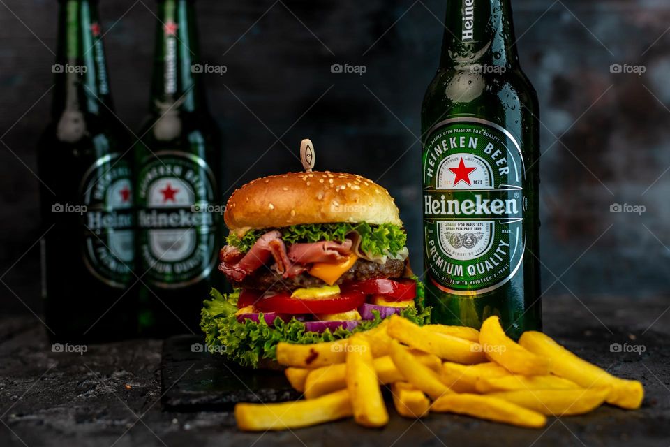 zimny Heineken z domowym hamburgerem