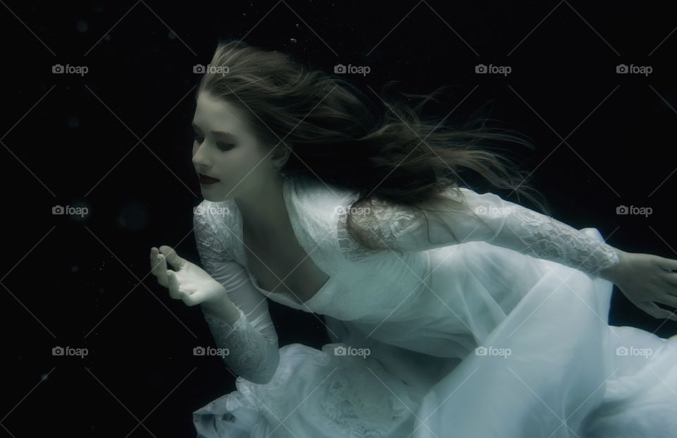Elegant underwater bride 
