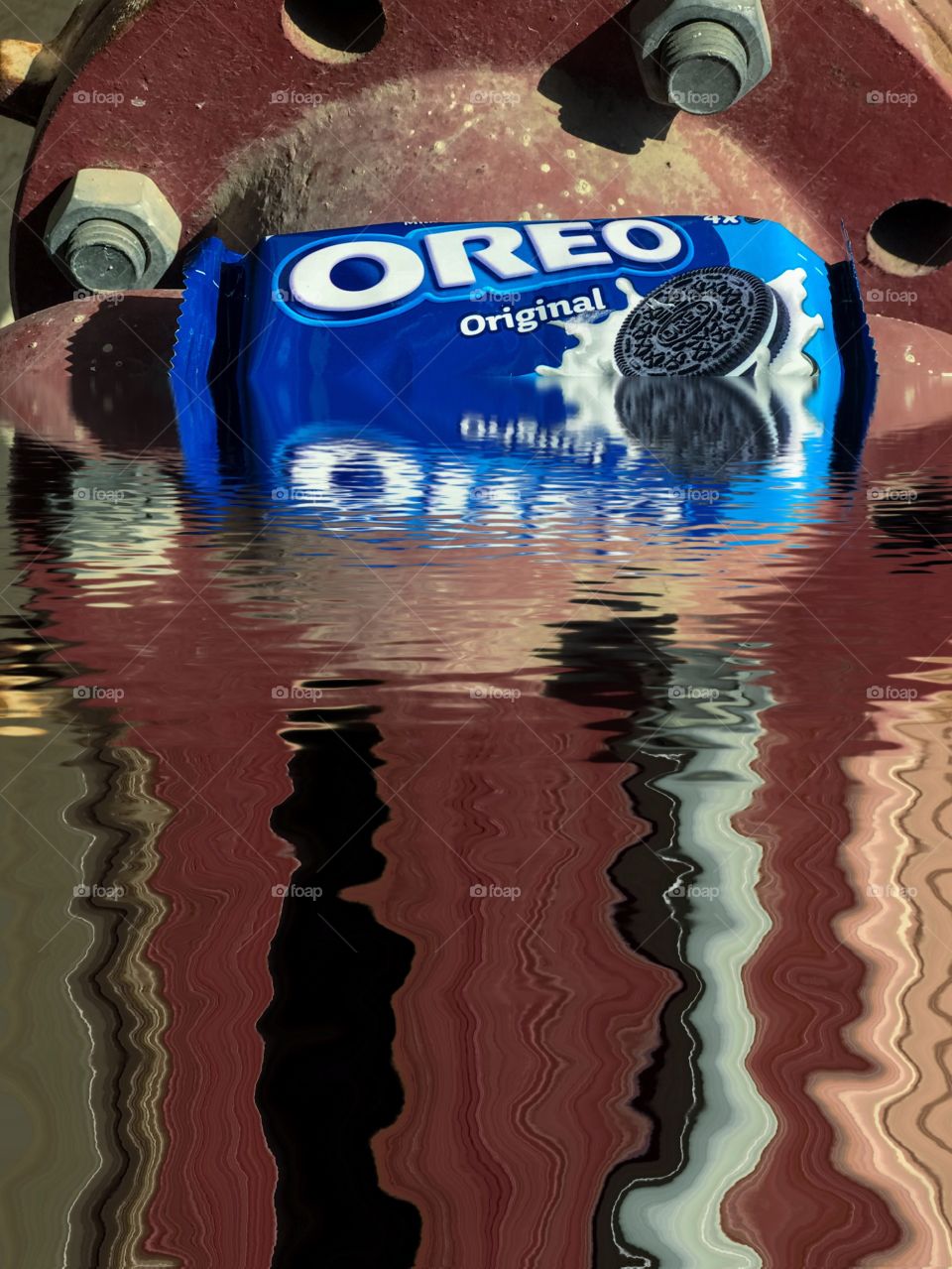 Oreo with water reflection