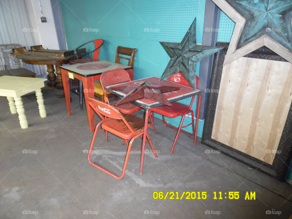 Coke table and chairs. This is a picture of some articles for sale in a flea market located in Weatherford Texas