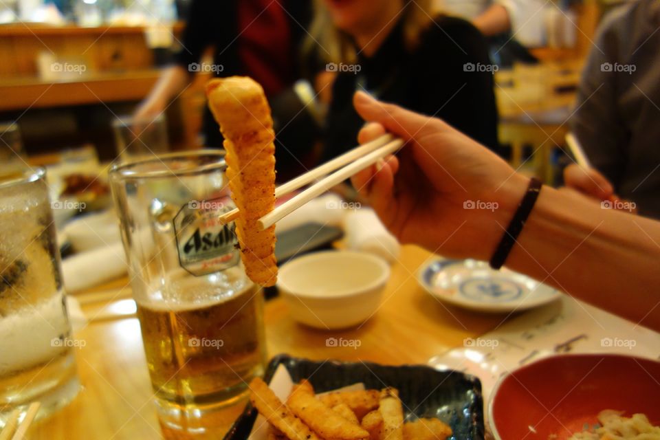 Rating french fries using chopsticks? Such things happen only in Japan! 

Izakaya (typical japanese bar), Tokyo