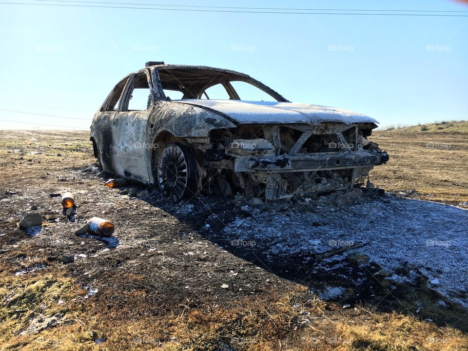 Car burned in the countryside