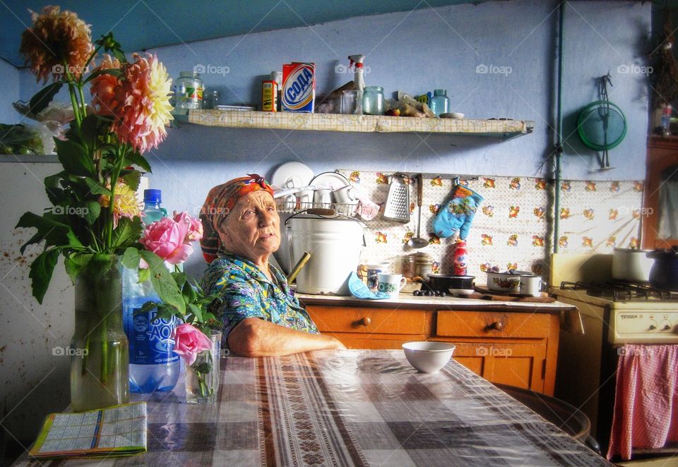 Sitting in her outdoor kitchen, grandmother Alexandra, tells us stories from when she was young in Russia. A life full of happy but also sad moments. And now, old and not able to see very clearly, she finds joy in just being home with her family