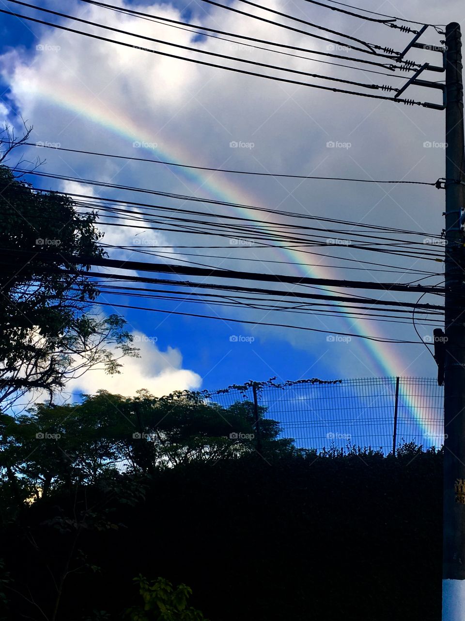 O arco-íris apareceu em São Paulo. Olhe só que beleza, mesmo entre os fios da Capital. 