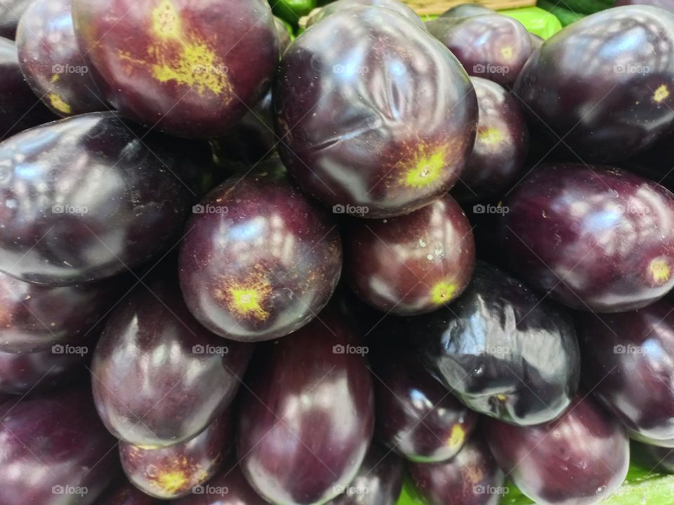 Berinjelas. A berinjela,  colabora com a saúde cardíaca, ajuda a combater o colesterol ruim(LDL), já que as fibras antioxidantes, o potássio,  a vitamina C, e os fitonutrientes melhoram o fluxo sanguíneo