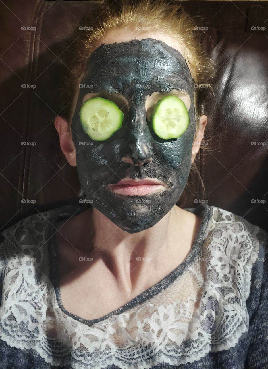 Mud mask facial