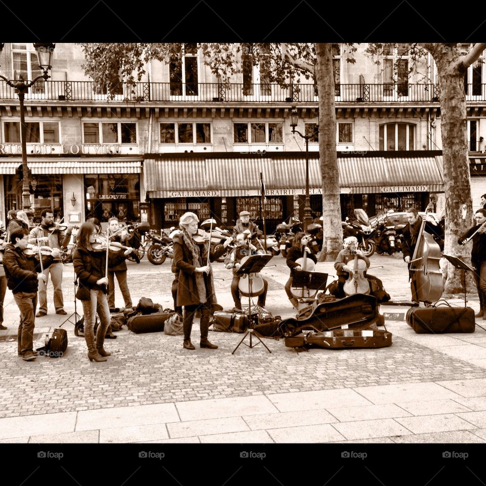 Street Performers in Paris