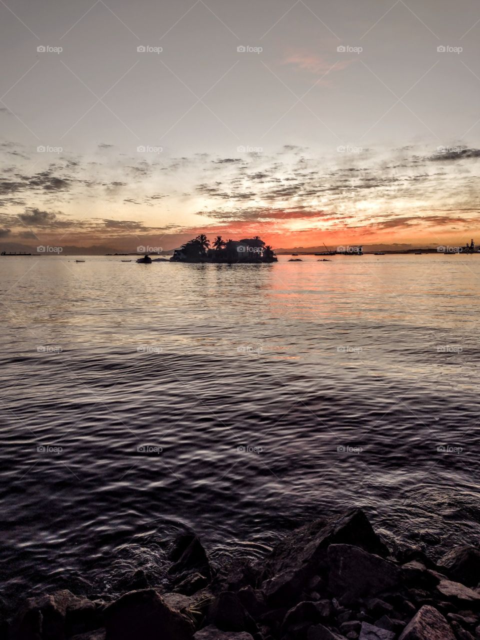 Um bom lugar para morar... perto da cidade e no meio do mar.