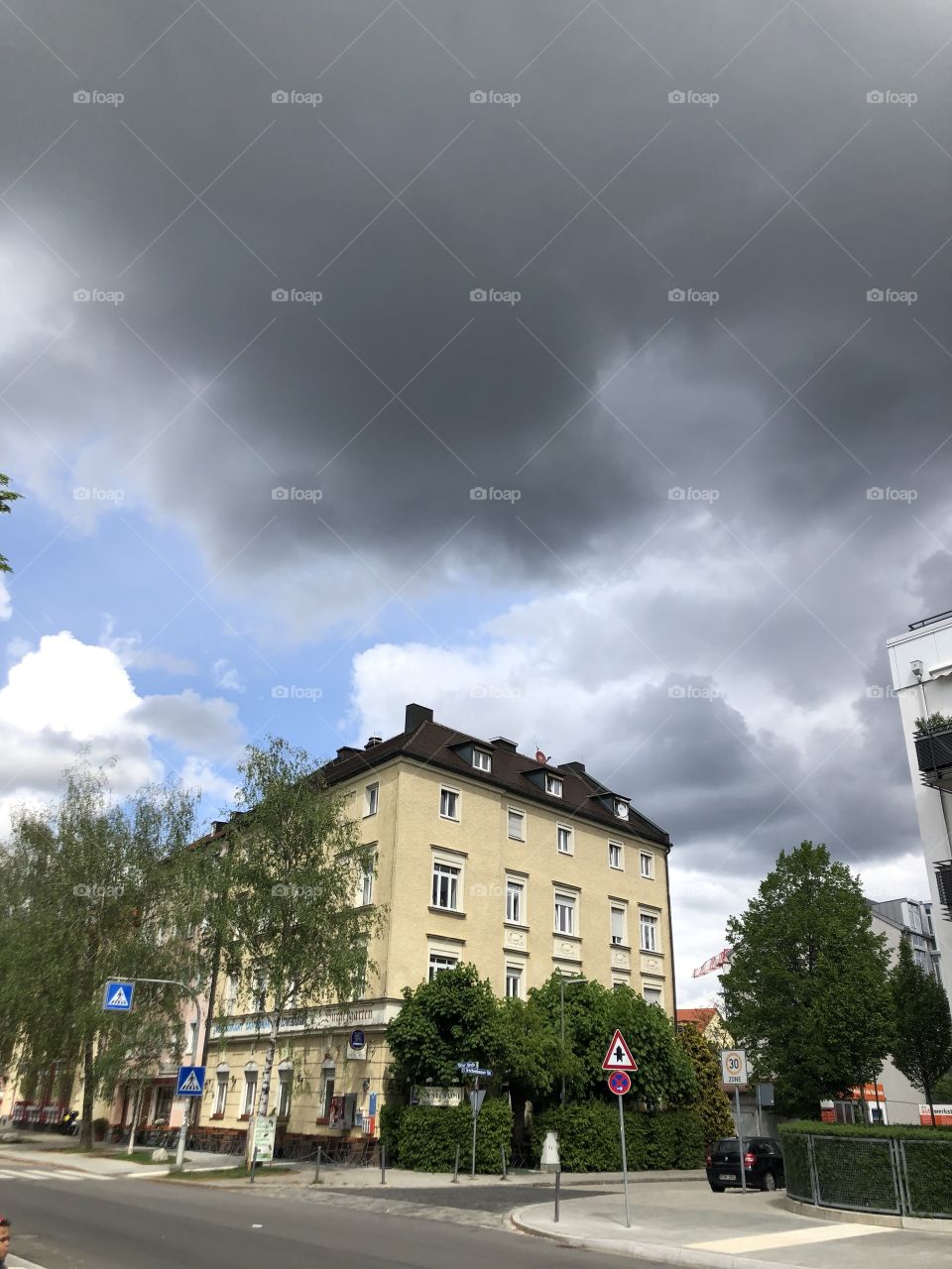München Wohngebäude vor schwarzen Wolken
