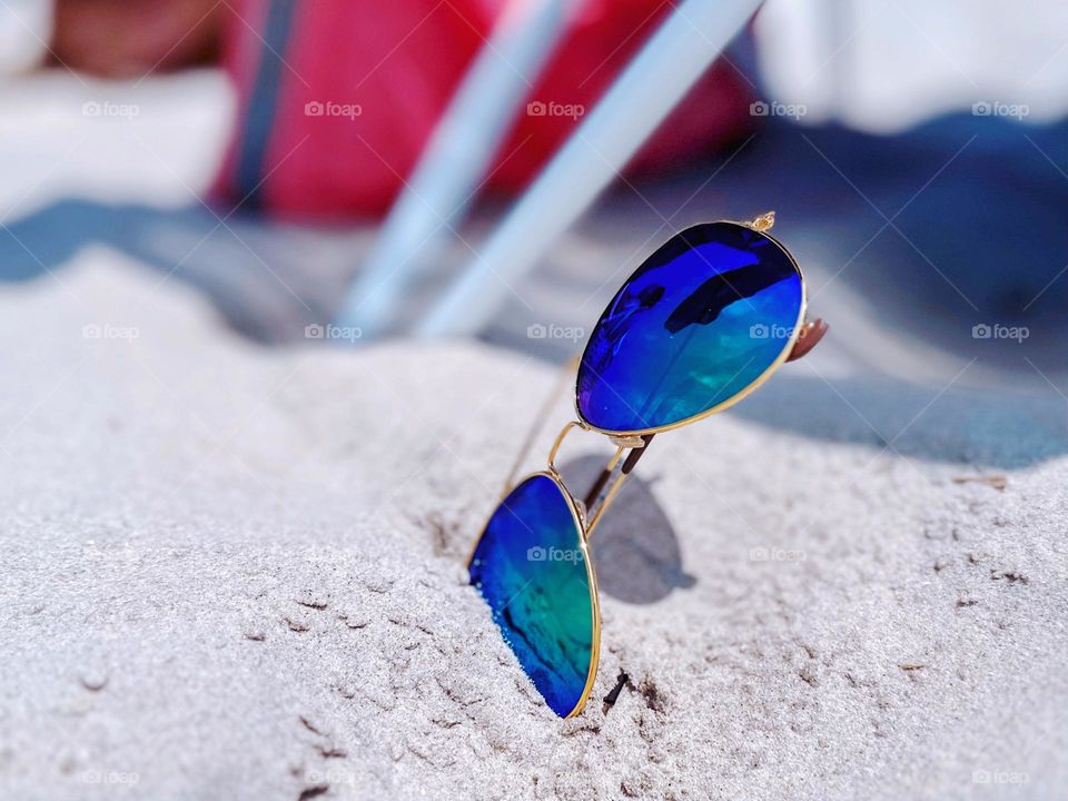Multicolored aviator sunglasses with a mirrored finish.