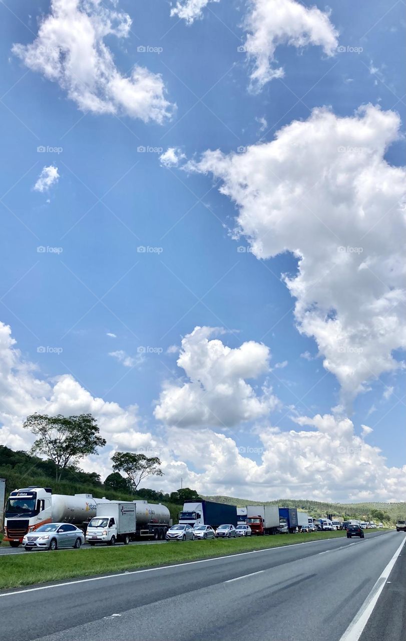 12h50 - Em Atibaia, muito calor pela Rodovia Dom Pedro! E olhe a beleza do céu infinito…
Aliás, por conta de obras, o trânsito no sentido Jacareí - Campinas está infernal!