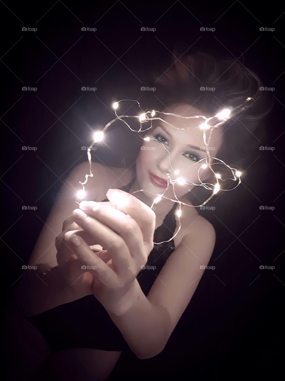 девушка с гирляндой в темноте