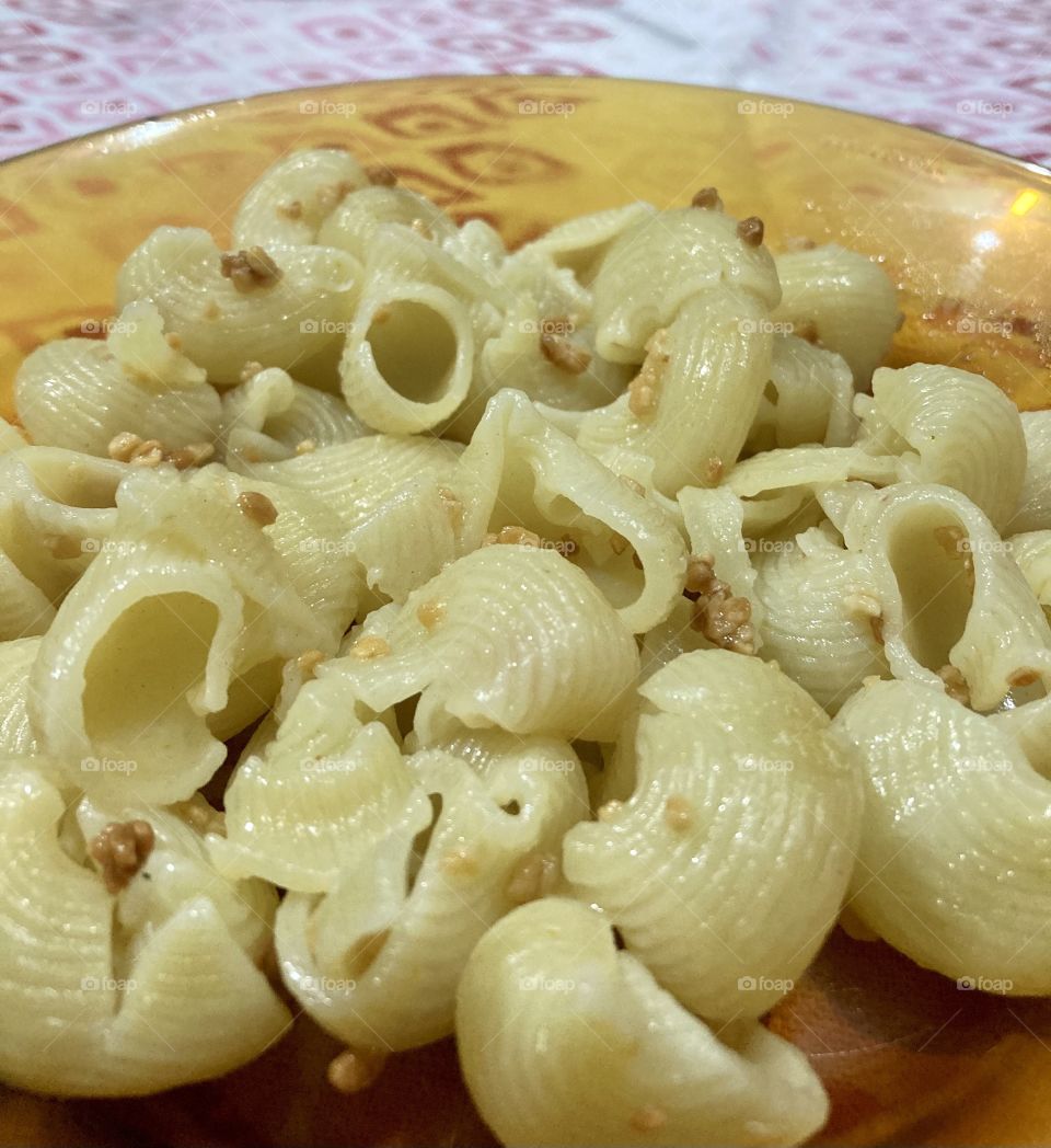 A delicious pasta with garlic and oil.  How not to taste such delight?  Um ... how delicious! / Um delicioso macarrão com alho e óleo. Como não saborear tal delícia? Hum... que gostoso!