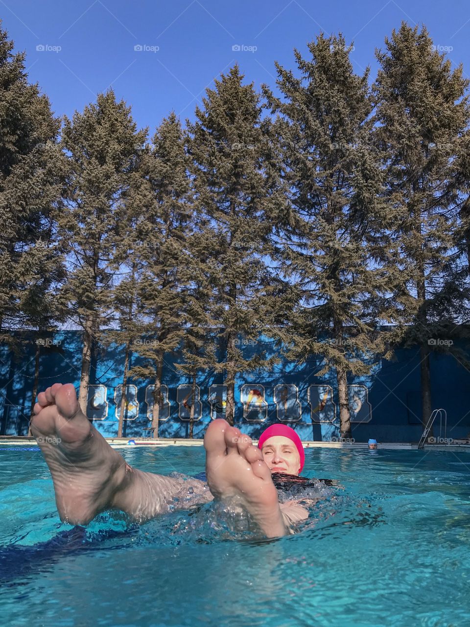 Лучший отдых зимний купаться под открытым небом в тёплом бассейне с видом на огромные зеленые ели