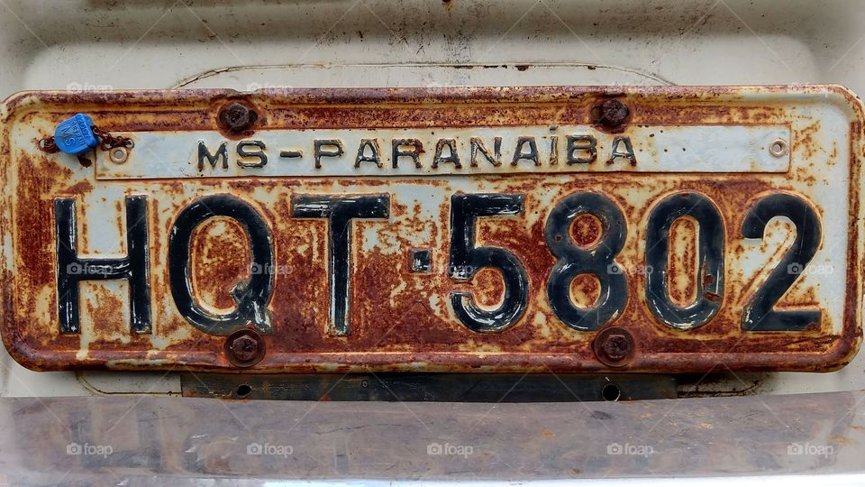 Placa velha de carro.