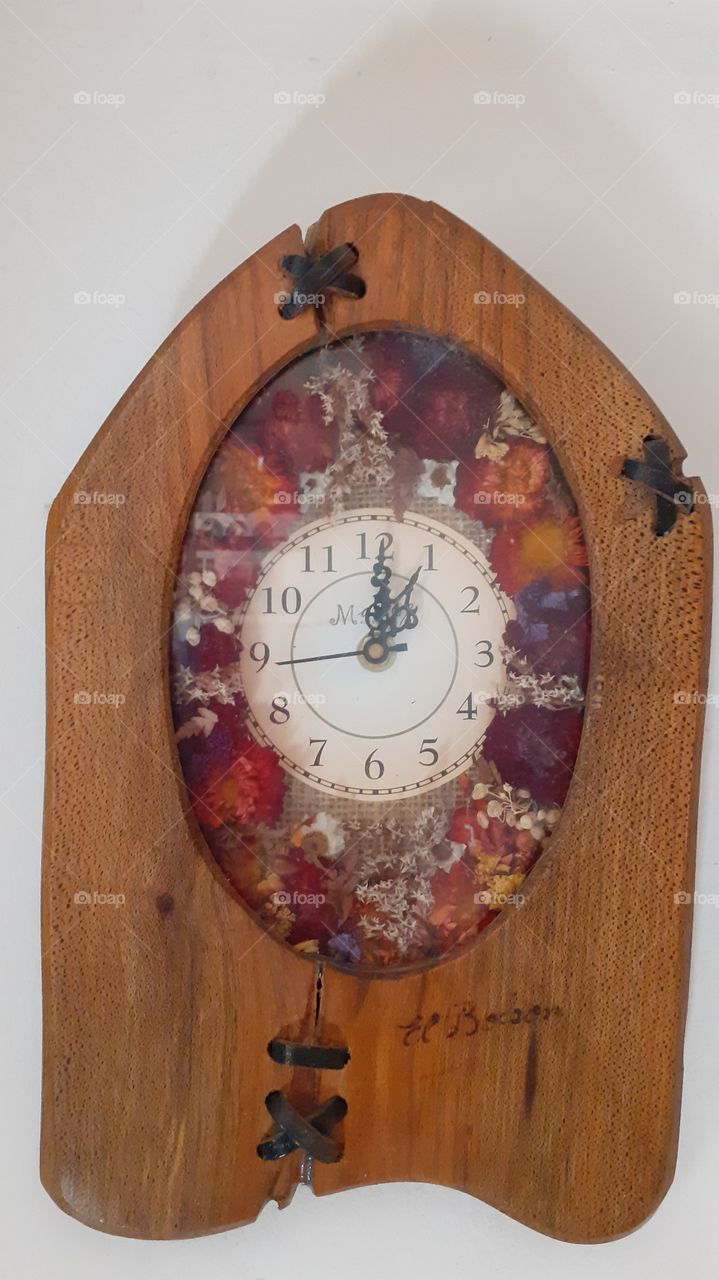 Reloj de madera florido antiguo