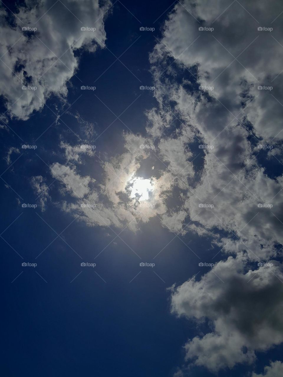 i was on the beach walking with my family, and then i decided to take a picture of this beautiful blue sky with a sun too hidden a little with those cute clouds in Altea 😊💙✨️💙
what do you think rate my picture ⭐️⭐️⭐️⭐️⭐️🙏