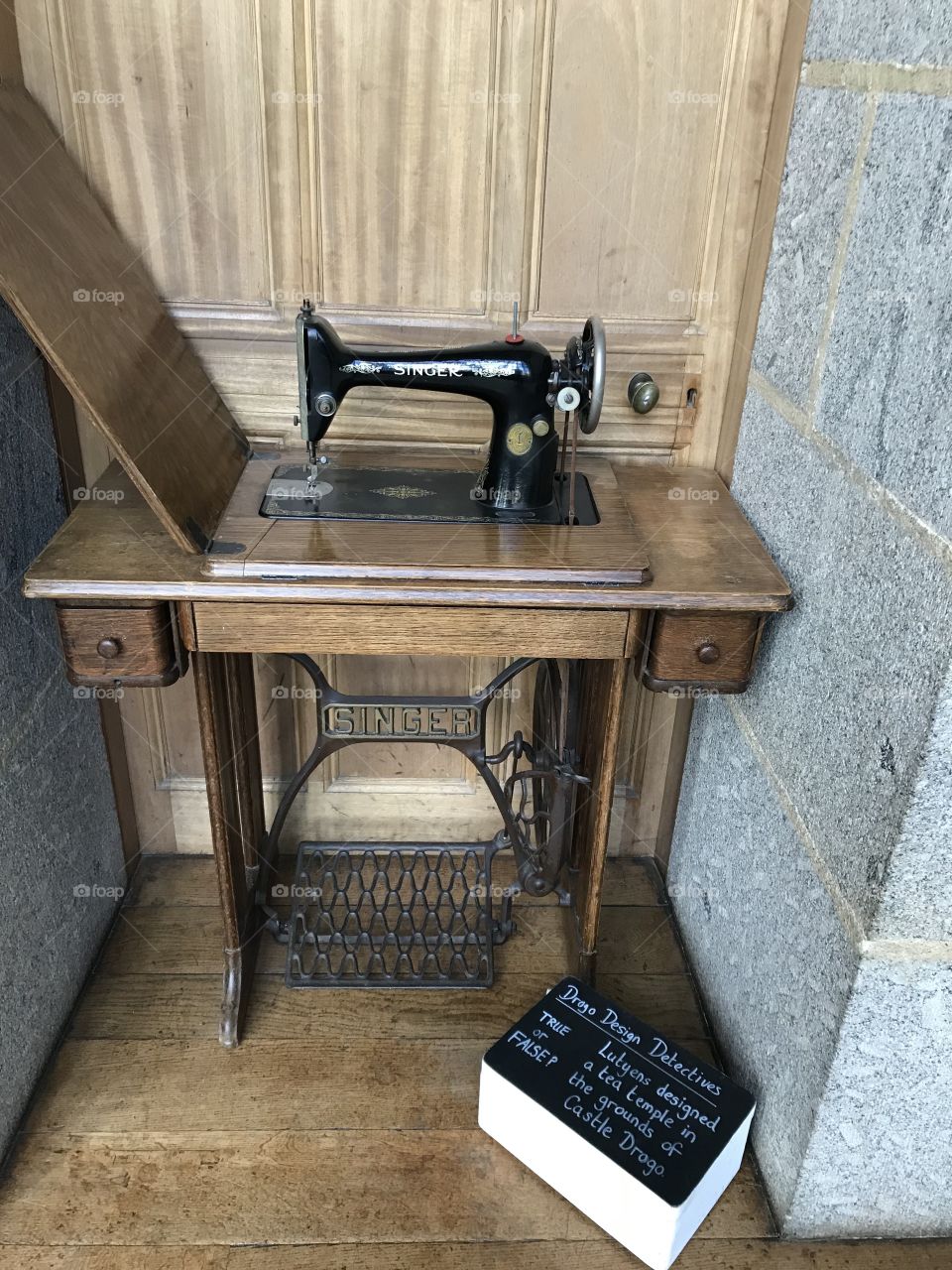 A “Singer” sewing machine from a UK historical house, whose quality is really outstanding.