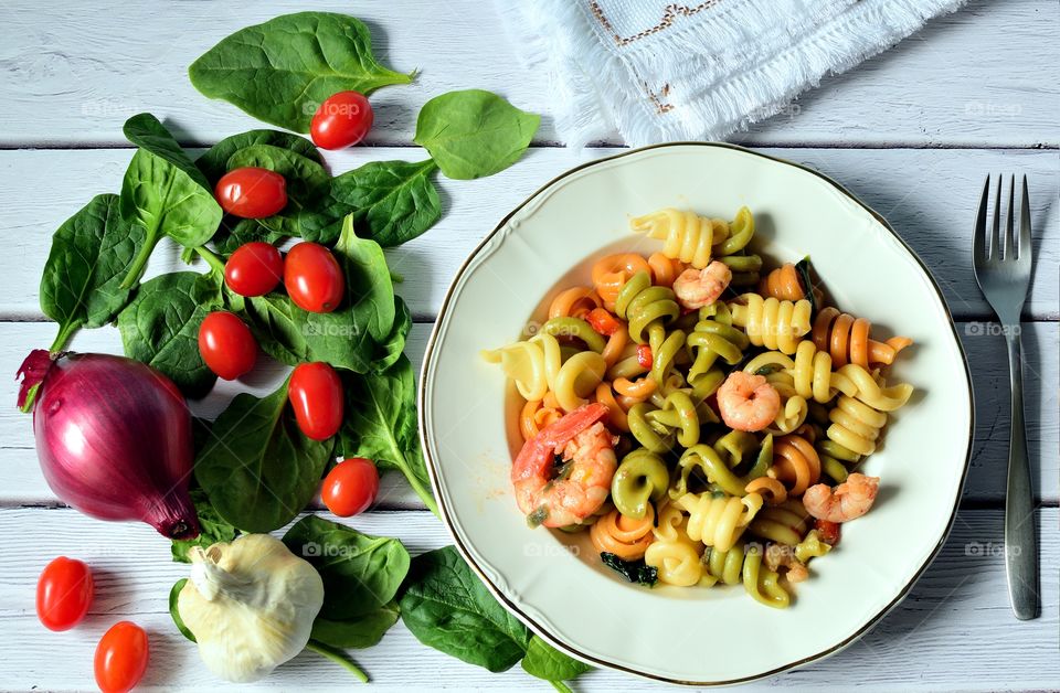 Tricolor pasta with prawns and vegetables