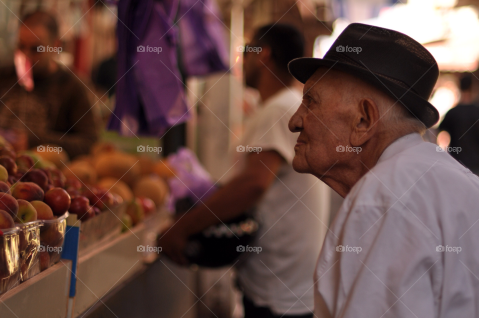 tel aviv market old man 50mm by ormeir9