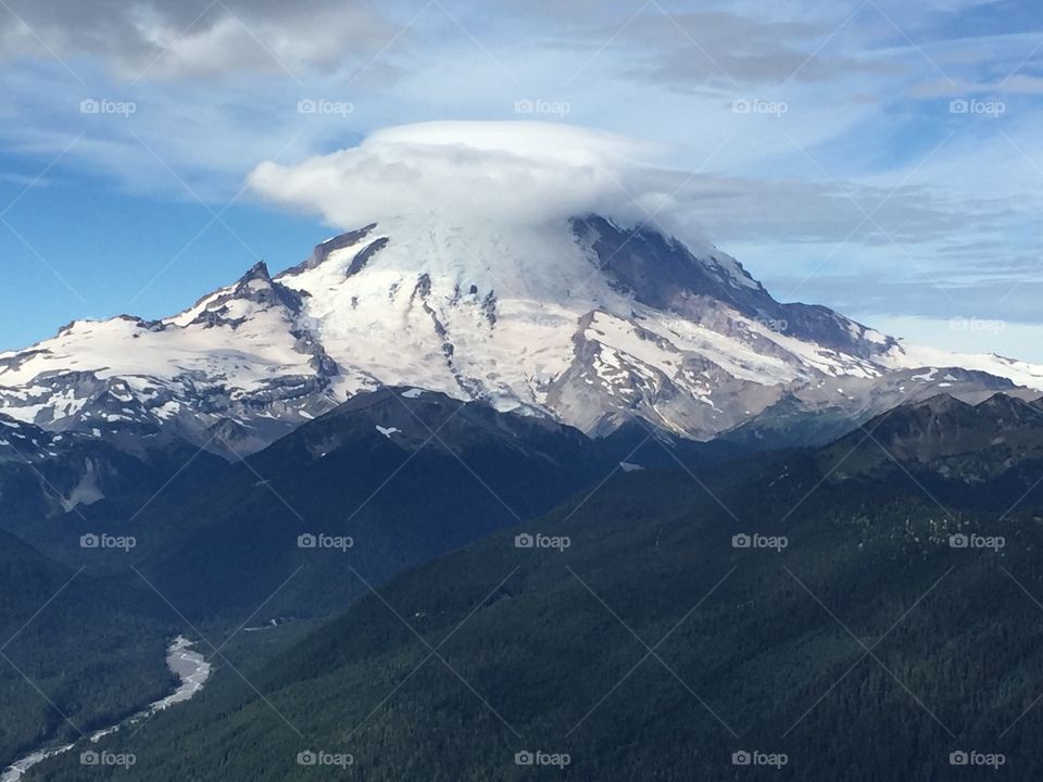 Lenticular cloud above Mt Rainier 