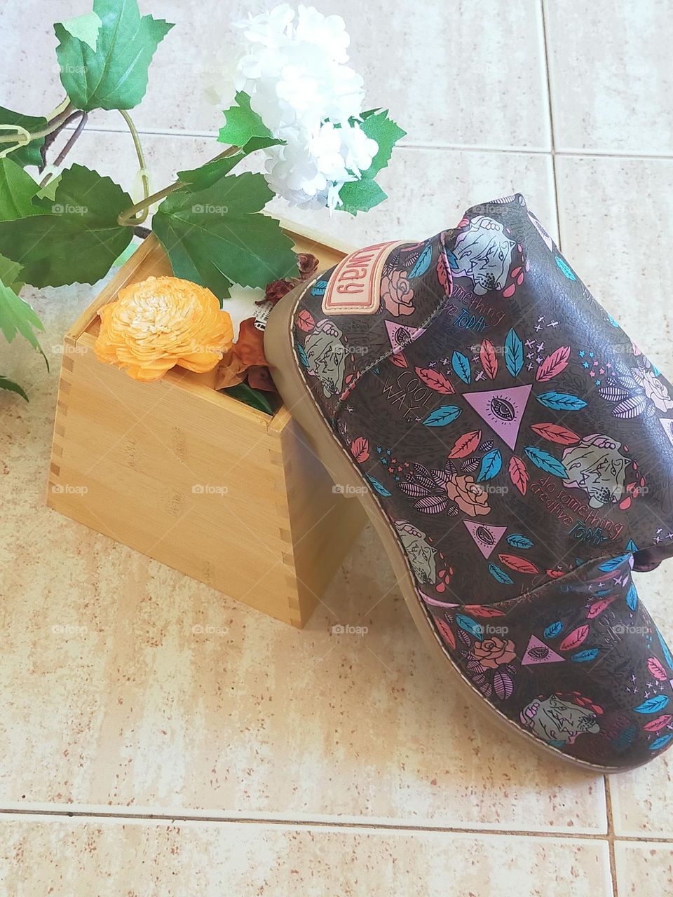 botas de agua de colores con flores