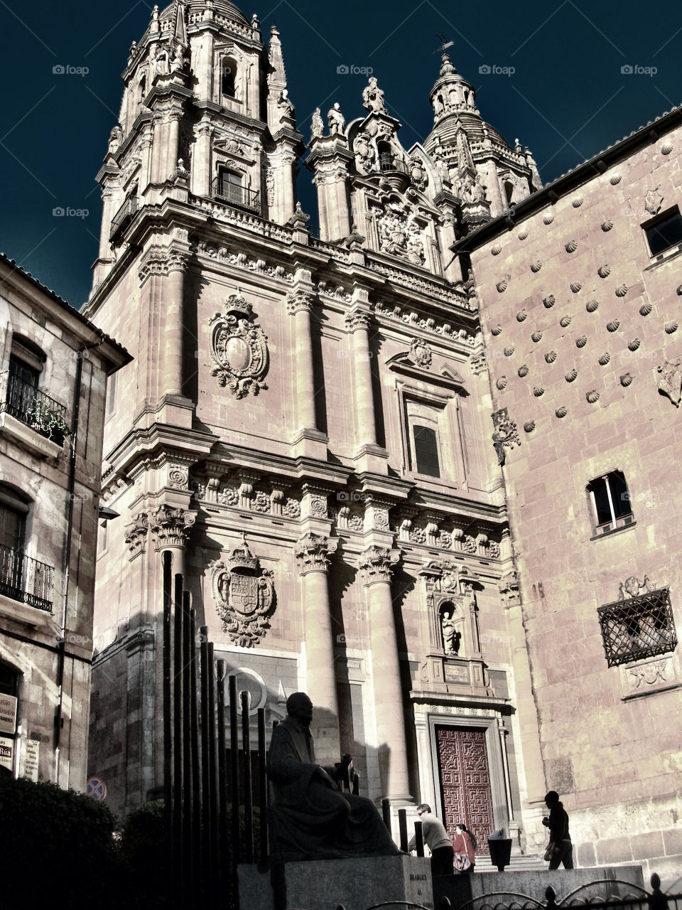Iglesia de la Clerecia y Casa de las Conchas. Iglesia de la Clerecia y Casa de las Conchas (Salamanca - Spain)