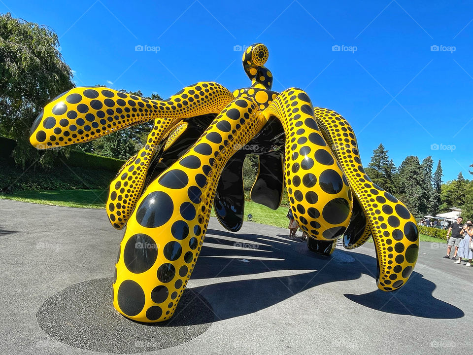 Yellow and black dancing pumpkin 