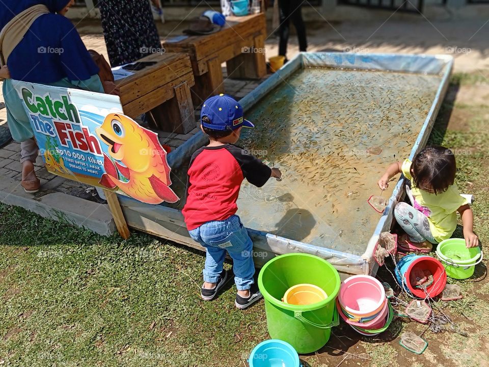 Child play and catch the fish