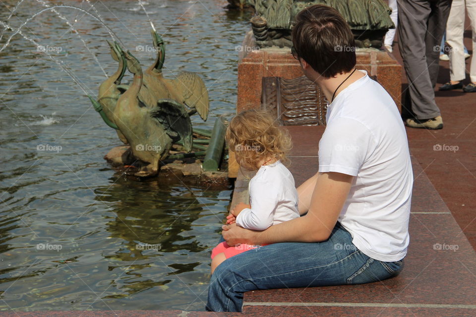 папа с дочкой у фонтана