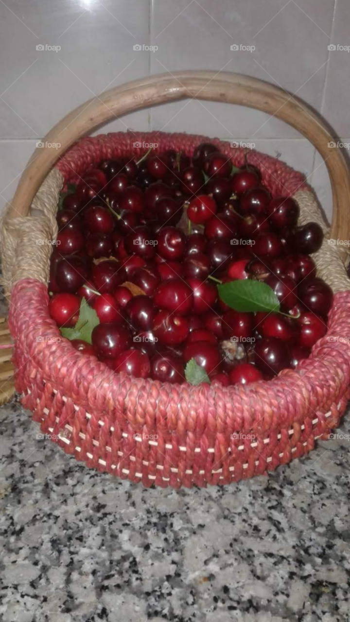 canasta de cerezas frescas