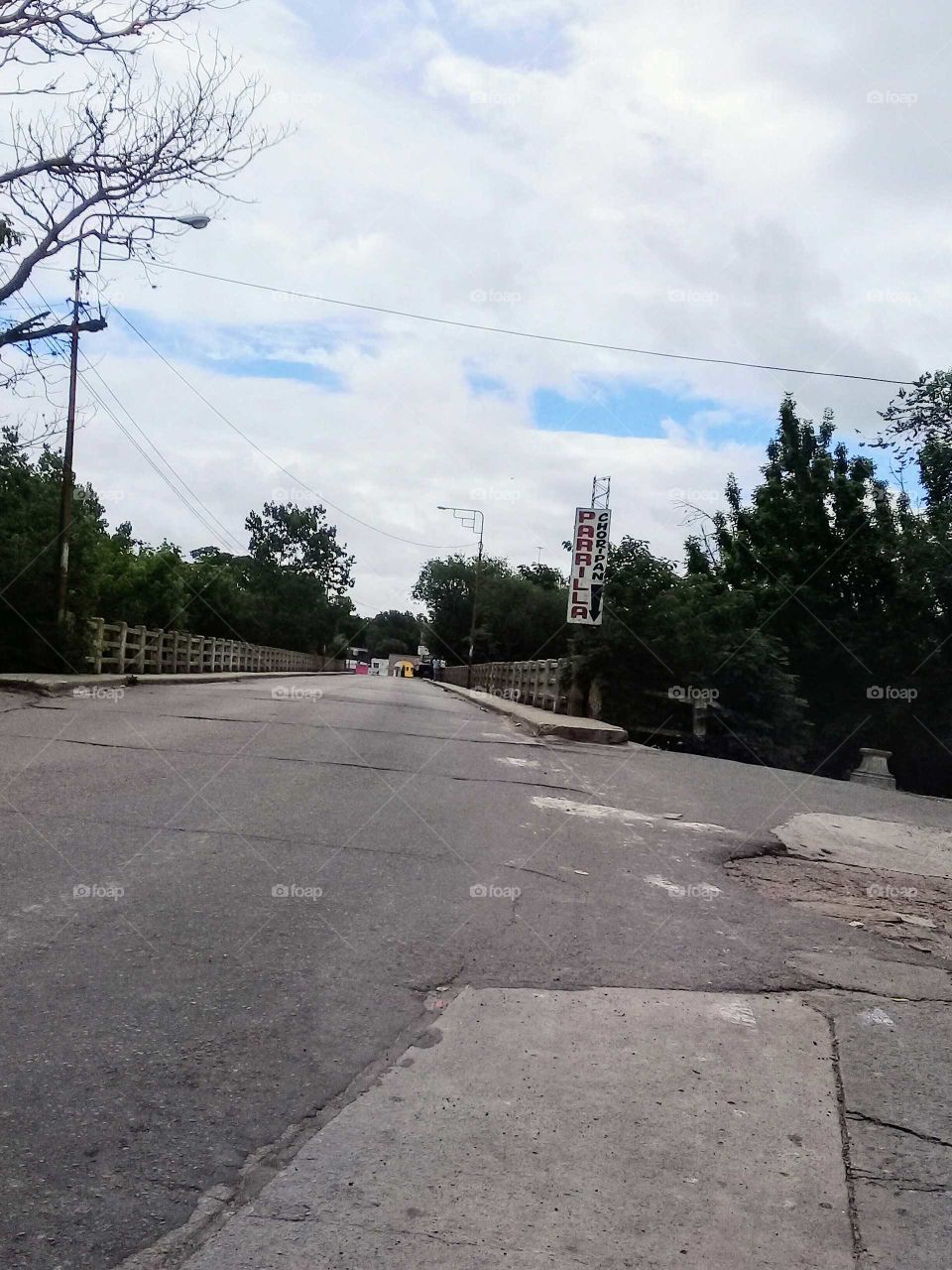 puente cruzando el río.