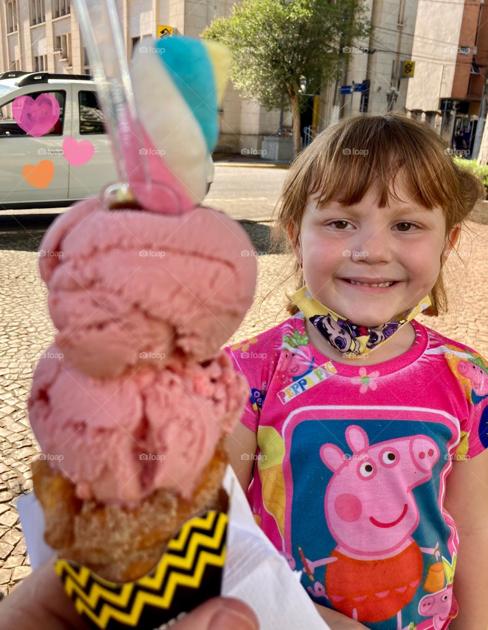 The joy of someone who will have a strawberry ice cream with a churro cone!  Who wants a piece? / A alegria de alguém que tomará um sorvete de morango com casquinha de churros! Quem quer um pedaço?