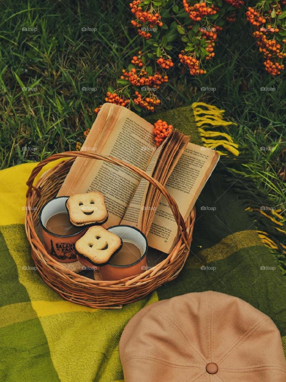 Yellow, green, orange, light and dark brown are present in the autumn nature painting palette and also present in our picnic